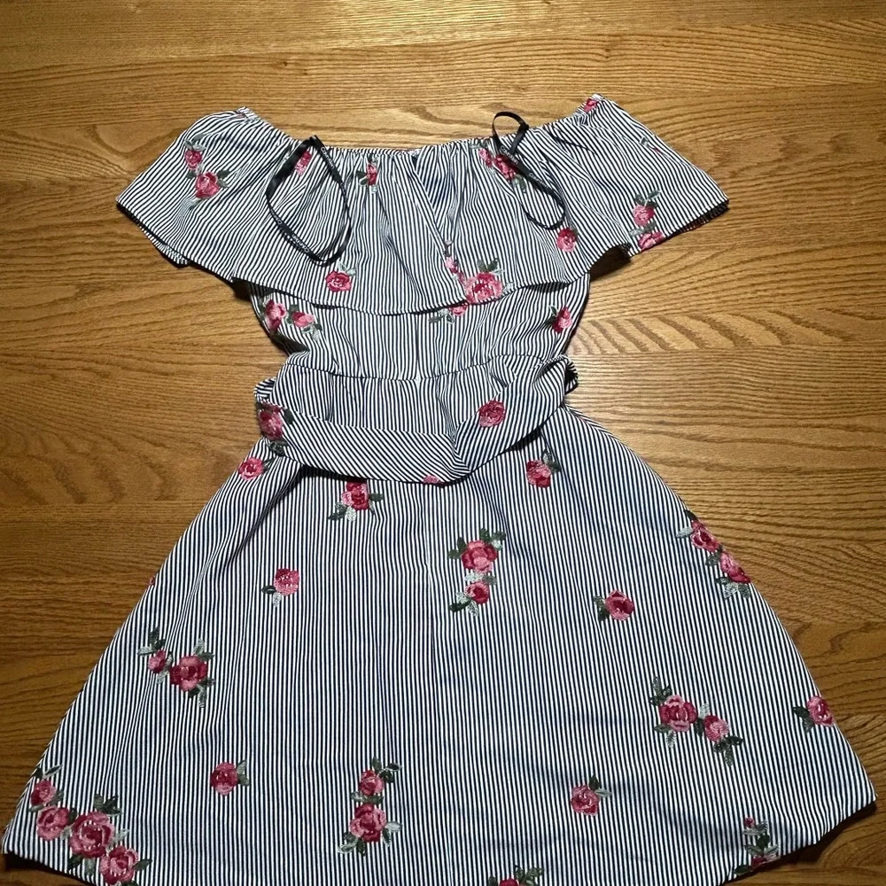 Women’s Calvin Klein Striped Floral Off the Shoulder Dress Size 2 - Picture 3 of 3
